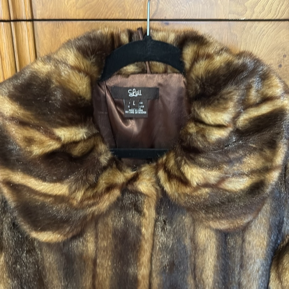 Absolutely gorgeous faux fur women’s jacket - Picture 3 of 7